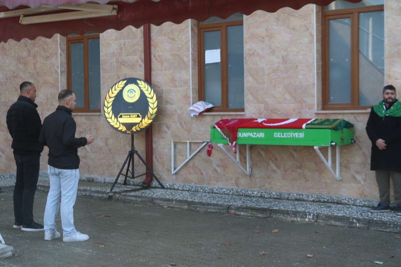 Trafik canavarının kurbanı oldu! Asker örtüsü omzuna değil tabutuna serildi 8